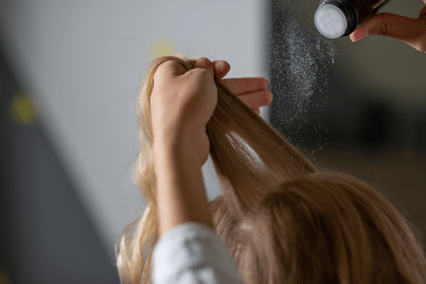 Greșeli comune în folosirea pudrei de volum și cum le evită profesioniștii 